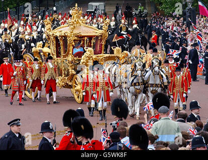 Die britische Königin Elizabeth II. Fährt im Gold State Bus vom Buckingham Palace zur St. Paul's Cathedral für einen Erntedankgottesdienst, um ihr goldenes Jubiläum zu feiern. * der Wagen wurde 1762 für König Georg III. Gebaut und wurde nur zweimal von der Königin benutzt - für ihre Krönung und ihr Silbernes Jubiläum. Später, nach dem Mittagessen in Guildhall in der City of London, wird sie eine Parade und Karneval entlang der Mall beobachten. Am Montagabend versammelten sich mehr als eine Million Menschen im Zentrum Londons, um das Konzert der Party im Palast zu hören und ein spektakuläres Feuerwerk zu sehen. Stockfoto