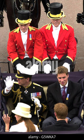 Der Herzog von York (hinten, links), Prinz William, Prinzessin Beatrice, Prinz Harry (vorne, rechts) mit dem Bus vom Buckingham Palace zur St. Paul's Cathedral für einen Gottesdienst zur Feier des Goldenen Jubilee von Königin Elizabeth II Stockfoto