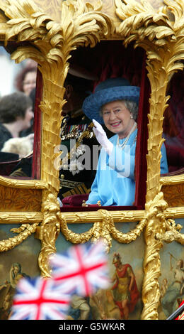 Die britische Königin Elizabeth II. Fährt im Gold State Bus vom Buckingham Palace zur St. Paul's Cathedral für einen Erntedankgottesdienst, um ihr goldenes Jubiläum zu feiern. * der Wagen wurde 1762 für König Georg III. Gebaut und wurde nur zweimal von der Königin benutzt - für ihre Krönung und ihr Silbernes Jubiläum. Später, nach dem Mittagessen in Guildhall in der City of London, wird sie eine Parade und Karneval entlang der Mall beobachten. Am Montagabend versammelten sich mehr als eine Million Menschen im Zentrum Londons, um das Konzert der Party im Palast zu hören und ein spektakuläres Feuerwerk zu sehen. Stockfoto