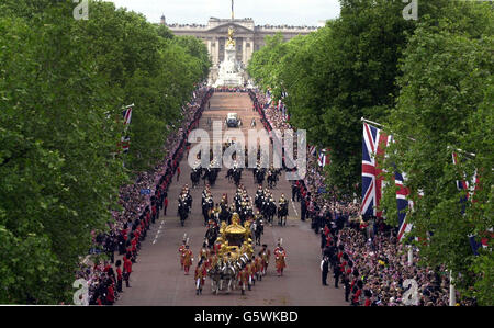 Golden Coach mit Queen Elizabeth II während der Feierlichkeiten zum Goldenen Jubiläum in der Mall, vom Admiralty Arch aus gesehen, mit Blick auf das Queen Victoria Memorial und den Buckingham Palace, London. 07/08/02 : Queen Elizabeth II. Fährt im Gold State Bus vom Buckingham Palace zur St Paul's Cathedral für einen Erntedankgottesdienst, um ihr goldenes Jubiläum zu feiern. Laut einer „Factsfile“, die der Buckingham Palace während ihres Jubiläumsjahres veröffentlicht hat, ist die Queen während des Jubiläums auf folgenden Transportmitteln unterwegs gewesen oder an Bord gewesen: Einem Boeing 777-Flugzeug, einem Boeing 727-Flugzeug, Falcon Stockfoto