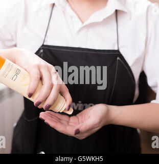 Friseursalon mit Kosmetik für styling Stockfoto