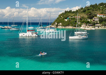 Paxos - Yachten, Boote vertäut am Lakka - ein Dorf und Urlaub resort an der winzigen Ionischen Insel Paxos, Griechenland, Europa Stockfoto