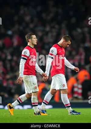 Arsenals Jack Wilshere (links) und Lukas Podolski verlassen das Feld Zur Halbzeit dejected mit ihrer Seite 0-2 nach unten Stockfoto