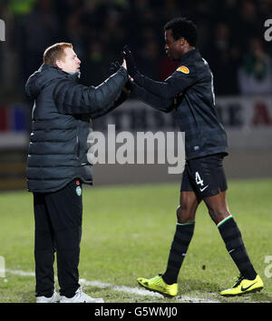 Celtic's Efe Ambrose feiert Scoring mit Neil Lennon während des Clydesdale Bank Scottish Premier League Spiel im McDiarmid Park, Perth.. Stockfoto