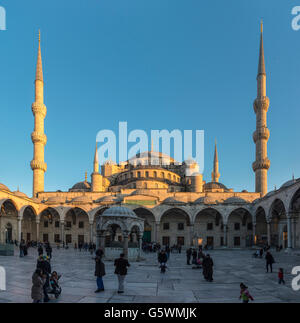 Innenhof des Sultan Ahmet oder blaue Moschee, Sultanahmet, Istanbul, Türkei Stockfoto