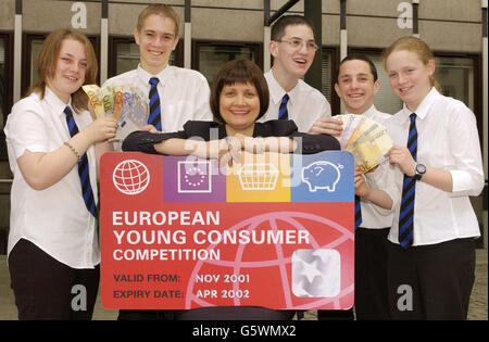 Die Ministerin für Wettbewerb, Verbraucher und Märkte Melanie Johnson mit Schülern der Ardrossan Academy, Ayrshire, Schottland, Gewinner des Wettbewerbs European Young Consumer of the Year außerhalb des Ministeriums für Handel und Industrie in Großbritannien. * die Schülerinnen und Schüler, die mit ihrem Projekt "Shopping in Europe" (von links) auch den dritten Platz in Europa erreicht haben, sind Jennifer Aitken, 13, Steven West, 17, Adam Kelso, 15, John Paterson, 16 und Julie Lorraine, 14. Stockfoto