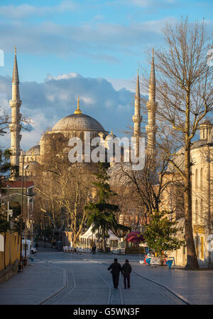 Auf der Suche nach unten Kabasakal Cadsi vorbei an der Mousoleum von Mehmet III mit der blauen Moschee Hintergrund, Sultanahmet, Istanbul, Türkei Stockfoto