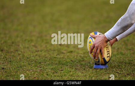 Rugby Union - Aviva Premiership - Harlequins / Leicester Tigers - Twickenham Stoop. Ein Rugby-Ball der Marke Gilbert wird auf einem kicking T-Shirt platziert Stockfoto