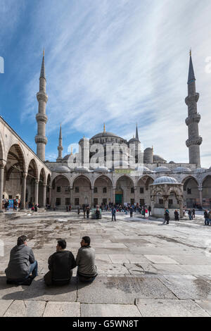 Innenhof des Sultan Ahmet oder blaue Moschee, Sultanahmet, Istanbul, Türkei Stockfoto