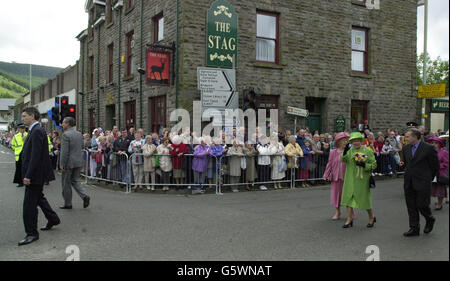 Die britische Königin Elizabeth II (2. Rechts) besucht das alte Bergbaudorf Treorchy in Südwales. Stockfoto