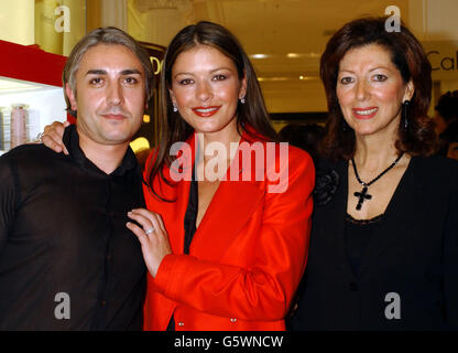 Die Schauspielerin Catherine Zeta-Jones (Mitte), die im Rahmen ihrer neuen Dufteinführung in der Filiale in Selfridges in der Londoner Oxford Street für Elizabeth Arden Cosmetics mit Susan Taylor (Managing Director, Elizabeth Arden) und Joseph Hernadez (Make-up-Specialist, Elizabeth Arden) in einem Ladengeschäft auftritt. Stockfoto