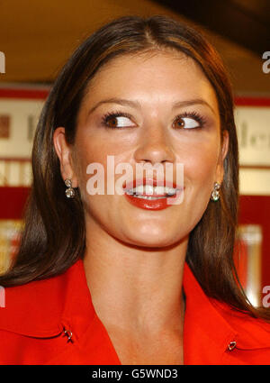 Die Schauspielerin Catherine Zeta-Jones, die im Rahmen ihrer neuen Dufteinführung in der Londoner Oxford Street für Elizabeth Arden Cosmetics einen Ladenauftritt in Selfridges machte. Stockfoto