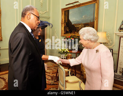 Königin Elizabeth II. Schüttelt die Hände mit Frau Dawne Bethel, der Frau des Hochkommissars der Bahamas, Herrn Eldred Bethel, nachdem sie bei ihrer Majestät zu einer privaten Audienz im Buckingham Palace im Zentrum von London angekommen ist. Stockfoto