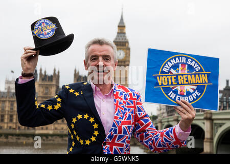 London, UK. 22. Juni 2016. Michael O'Leary, CEO von Ryanair, stellt bei einem Fototermin in einem Anzug Hälfte besteht aus der Flagge der Europäischen Union und der Anschluß-Markierungsfahne. Er fordert Wähler für eine große "Remain" Abstimmung des EU-Referendums am 23. Juni 2016. Stockfoto