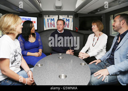 Premierminister David Cameron spricht mit (von links nach rechts) Shiner Ltd Head of PR Marie Hodgson, Gründer von Isabella Queen Taschen Isabelle Ugochukwu, Harriet Harman und Fernsehen Labours Arzt Alexander van Tulleken, wie er auf seine Kampagnenbus aus Bristol vor dem EU-Referendum Morgen reist. Stockfoto
