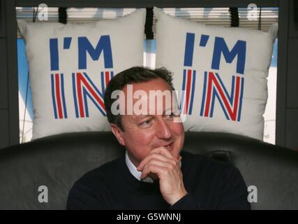 Premierminister David Cameron reagiert er auf seine Kampagnenbus aus Bristol vor dem EU-Referendum Morgen reist. Stockfoto