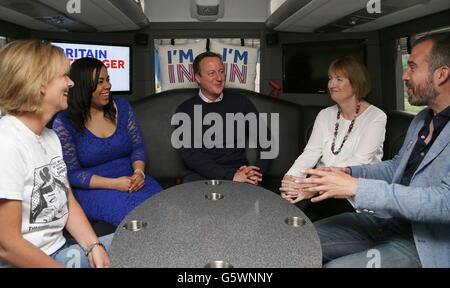 Premierminister David Cameron spricht mit (von links nach rechts) Shiner Ltd Head of PR Marie Hodgson, Gründer von Isabella Queen Taschen Isabelle Ugochukwu, Harriet Harman und Fernsehen Labours Arzt Alexander van Tulleken, wie er auf seine Kampagnenbus aus Bristol vor dem EU-Referendum Morgen reist. Stockfoto