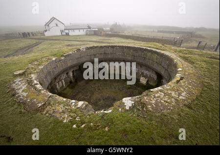 Eine viktorianische Moncrieff Grube, die Teil der Farm House Battery auf Flat Holm Island ist. Flat Holm Battery ist eine Reihe von Waffenaufstellungen auf der Insel, die gebaut wurden, um Bristol und Cardiff über den Kanal zu schützen und untergebracht ein Rifle Muzzel geladen 7-Zoll 7-Tonnen-Kanone, Das war in der Lage, unterhalb der Spitze der Grube zu verschwinden und so vor der Sicht und vorbeifahrenden Schiffen verborgen. Flat Holm (Walisisch: Ynys Echni) ist eine Kalksteininsel im Bristol Channel, etwa 6 km (4 Meilen) von Lavernock Point im Val of Glamorgan, aber in der Stadt und der Grafschaft Cardiff. Es umfasst die meisten Stockfoto