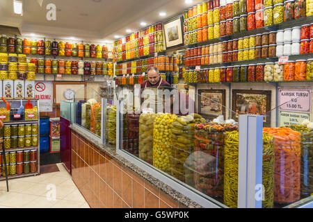 Shop Verkauf erhaltene, eingelegte, Obst und Gemüse in der Galata Viertel Beyoglu, Istanbul, Türkei. Stockfoto