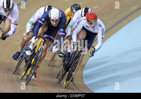 Der britische Jason Kenny (rechts) und der französische Francois Pervis verlassen am dritten Tag der UCI-Bahn-Weltmeisterschaften in der Minsk Arena in Minsk die letzte Kurve im Keirin-zweiten Lauf. Stockfoto