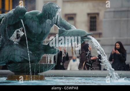 Ein gefrorener Brunnen am Trafalgar Square im Zentrum von London. Stockfoto