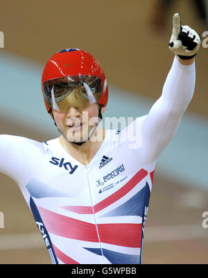 Der britische Jason Kenny feiert Gold in der Keirin am dritten Tag der UCI-Bahn-Radweltmeisterschaft in der Minsk Arena, Minsk. Stockfoto