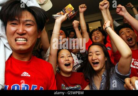 Koreanische Fußballfans im Fountain Pub in New Malden, Surrey, feiern, nachdem Südkorea bei ihrem zweiten Weltcupspiel im Daejeon-Stadion in Südkorea Italien 2-1 geschlagen hat. Stockfoto