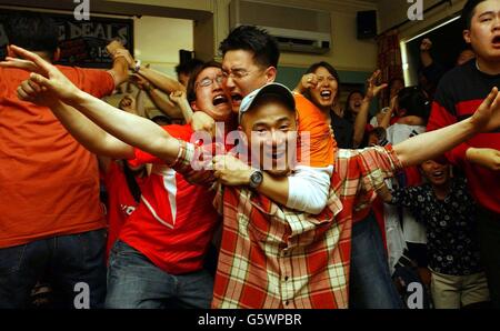 Koreanische Fußballfans im Fountain Pub in New Malden, Surrey, feiern, nachdem Südkorea bei ihrem zweiten Weltcupspiel im Daejeon-Stadion in Südkorea Italien 2-1 geschlagen hat. Stockfoto