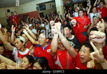 Koreanische Fußballfans im Fountain Pub in New Malden, Surrey, feiern, nachdem Südkorea bei ihrem zweiten Weltcupspiel im Daejeon-Stadion in Südkorea Italien 2-1 geschlagen hat. Stockfoto