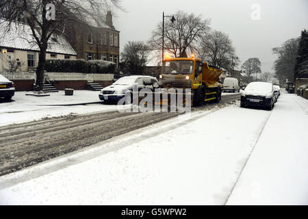 Ein Schneepflug räumt die Straßen in Earsdon in der Nähe von Whitley Bay frei, da Schnee und Schneeregen heute Teile Nordenglands treffen werden, während eisige Winde über Großbritannien wehen. Stockfoto