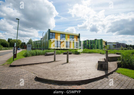 Sonnigen Sommertag und weiße Wolken im Wissenschaftspark Nottingham, Nottinghamshire, England UK Stockfoto