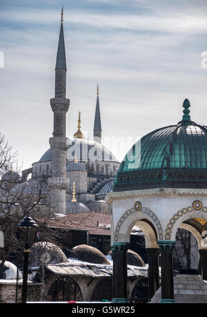 Die Kuppel des Kaiser Wilhelm II. Brunnen und Minarette der blauen Moschee im Hintergrund. Hippodrom, Sultanahmet, Istanbul Stockfoto