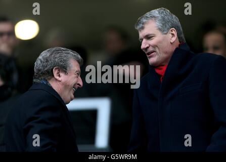 Fußball - Barclays Premier League - Queens Park Rangers gegen Manchester United - Loftus Road. Der englische Manager Roy Hodgson (links) und der Chef-Geschäftsführer von Manchester United, David Gill, stehen auf der Tribüne Stockfoto