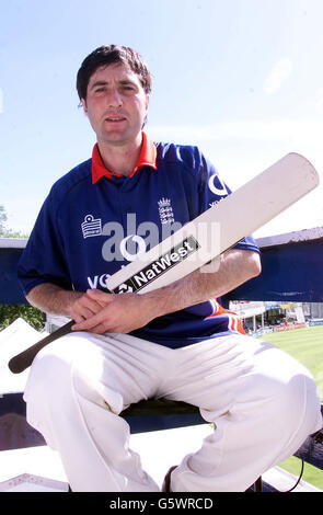 Essex Batsman Ronnie Irani auf dem Gelände des Essex County in Chelmsford, Essex. Irani wurde in die England One Day Kader für die bevorstehende NatWest Series 2002 zwischen England, Indien und Sri Lanka aufgenommen. Stockfoto