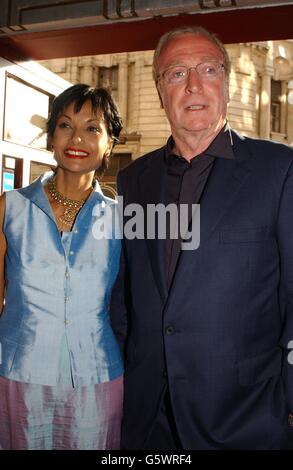 Sir Michael Caine und Frau Shakira kommen im Apollo Victoria Theater in London zur Weltpremiere von Bombay Dreams an. Stockfoto