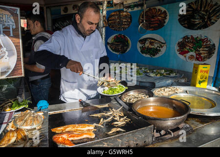 Taverne auf dem Fischmarkt in Karakoy Waterfront, Beyoglu, Istanbul, Türkei. Stockfoto