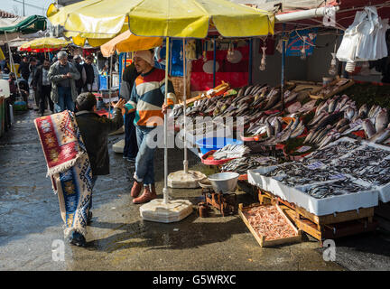 Der Fischmarkt in Karakoy Waterfront, Beyoglu, Istanbul, Türkei. Stockfoto