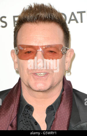Bono kommt für die 2013 Elton John AIDS Foundation Oscar Party im West Hollywood Park in West Hollywood, Los Angeles. Stockfoto