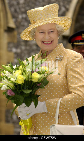 Königin Elizabeth II besucht die Pfarrkirche All Saints in Kingston upon Thames während ihres Golden Jubilee-Besuches in West London. Stockfoto