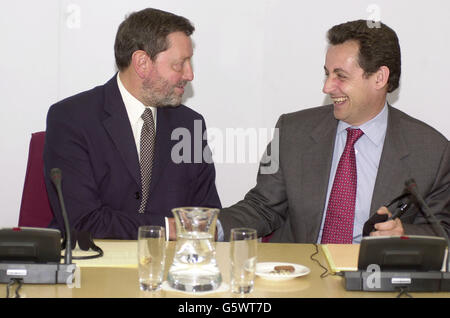 Der Innenminister, David Blunkett (links), teilt einen Witz mit dem französischen Innenminister Nicolas Sarkozy im Innenministerium im Zentrum von London. *die Minister werden über gemeinsame Maßnahmen zur Bewältigung des Migrationsdrucks an der gemeinsamen Grenze zwischen Großbritannien und Frankreich beraten. Beide Regierungen versuchen, sich mit den Problemen der illegalen Einwanderung von Frankreich nach Großbritannien und den Schleusernetzwerken zu befassen, die viele dieser illegalen Einwanderer aus Europa bringen. Stockfoto