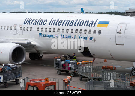 Ein Flugzeug der Ukraine International Airlines wird entladen am Flughafen Stockholm-Arlanda Stockfoto