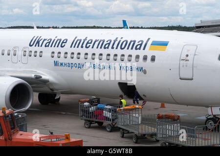 Ein Flugzeug der Ukraine International Airlines wird entladen am Flughafen Stockholm-Arlanda Stockfoto