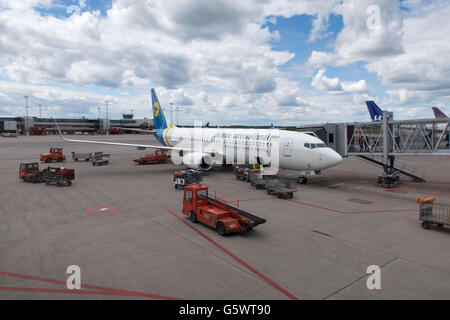 Ein Flugzeug der Ukraine International Airlines wird entladen am Flughafen Stockholm-Arlanda Stockfoto