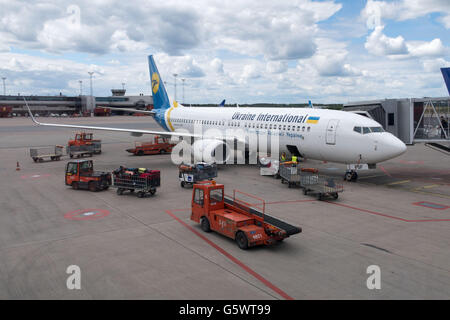 Ein Flugzeug der Ukraine International Airlines wird entladen am Flughafen Stockholm-Arlanda Stockfoto