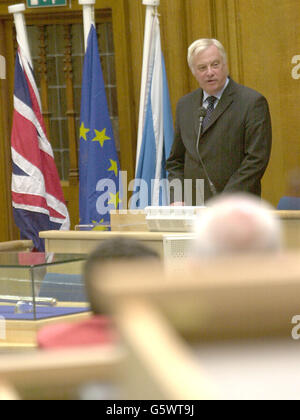 Der für Außenbeziehungen zuständige eu-kommissar Chris Patten hat während eines Besuchs in Edinburgh in Kammern Mitglieder des schottischen Parlaments begrüßt. Stockfoto