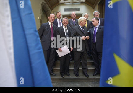 Der eu-Kommissar für auswärtige Angelegenheiten, Chris Patten (2. Vorne rechts), sprach zuvor mit dem schottischen Premierminister Jack McConnell (rechts) und sprach während eines Besuchs in Edinburgh in Kammern vor Mitgliedern des schottischen Parlaments. Stockfoto