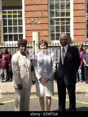 Bildungsministerin Estelle Morris (Mitte) mit den Eltern des ermordeten Schuljungen Damilola Taylor, Gloria und Richard an der Grundschule Oliver Goldsmith, Peckham, London, während der Enthüllung eines 6 Fuß hohen permanenten Denkmals in Form eines phoenix. * das Design wurde gewählt, weil es die Hoffnung symbolisiert, die aus der Tragödie aufsteigt. Stockfoto