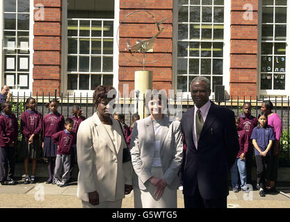 Bildungsministerin Estelle Morris (Mitte) mit den Eltern des ermordeten Schuljungen Damilola Taylor, Gloria und Richard an der Grundschule Oliver Goldsmith, Peckham, London, während der Enthüllung eines 6 Fuß hohen permanenten Denkmals in Form eines phoenix. * das Design wurde gewählt, weil es die Hoffnung symbolisiert, die aus der Tragödie aufsteigt. Stockfoto