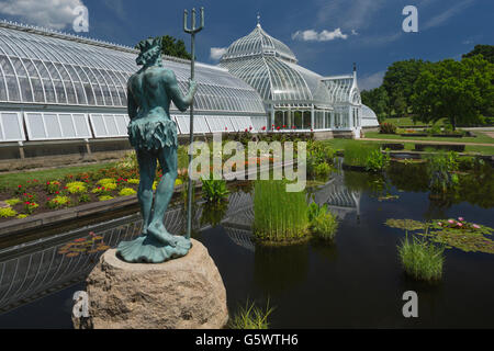 NEPTUNE STATUE AQUATIC GARDEN PHIPPS VIKTORIANISCHEN WINTERGARTEN (© HERRN & BURNHAM 1893) BOTANISCHER GARTEN PITTSBURGH PENNSYLVANIA USA Stockfoto