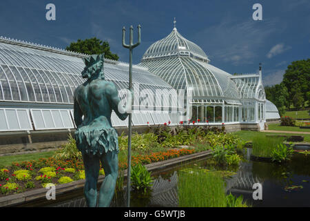 NEPTUNE STATUE AQUATIC GARDEN PHIPPS VIKTORIANISCHEN WINTERGARTEN (© HERRN & BURNHAM 1893) BOTANISCHER GARTEN PITTSBURGH PENNSYLVANIA USA Stockfoto